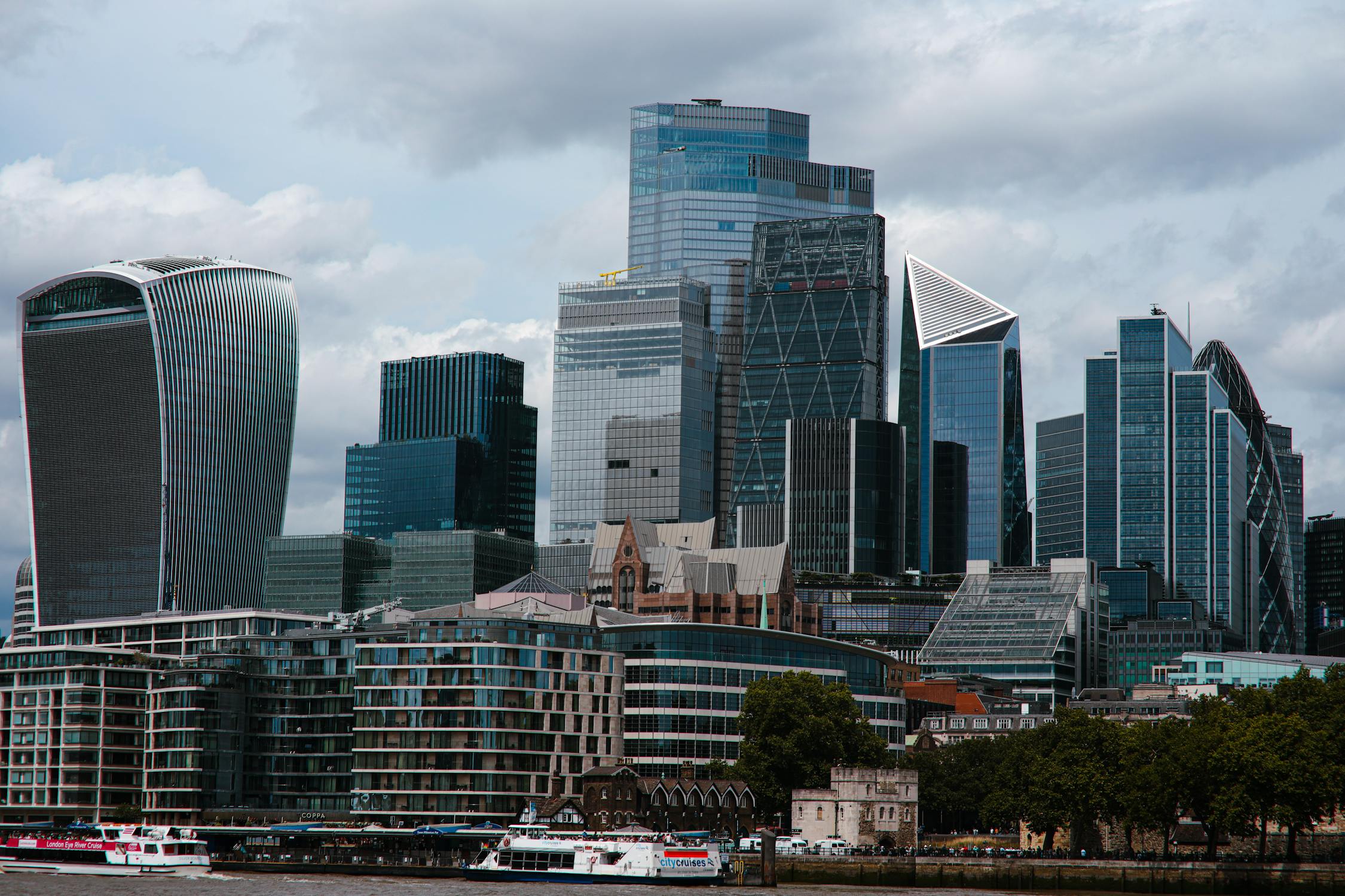 Pexels 32727109 – The City spin game — how PR shapes what you read about companies