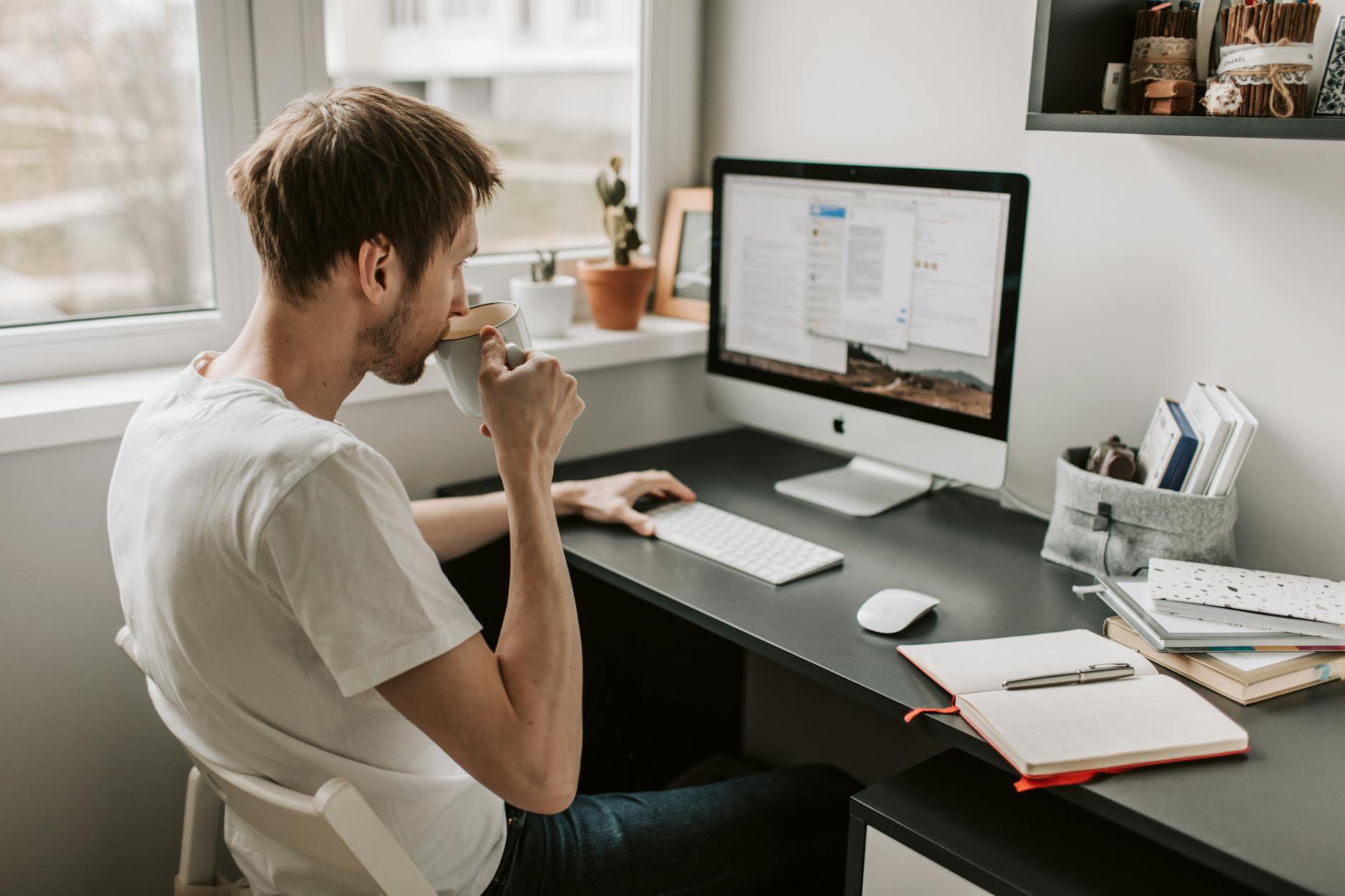 Claude Cowork app managing computer files and automated tasks
