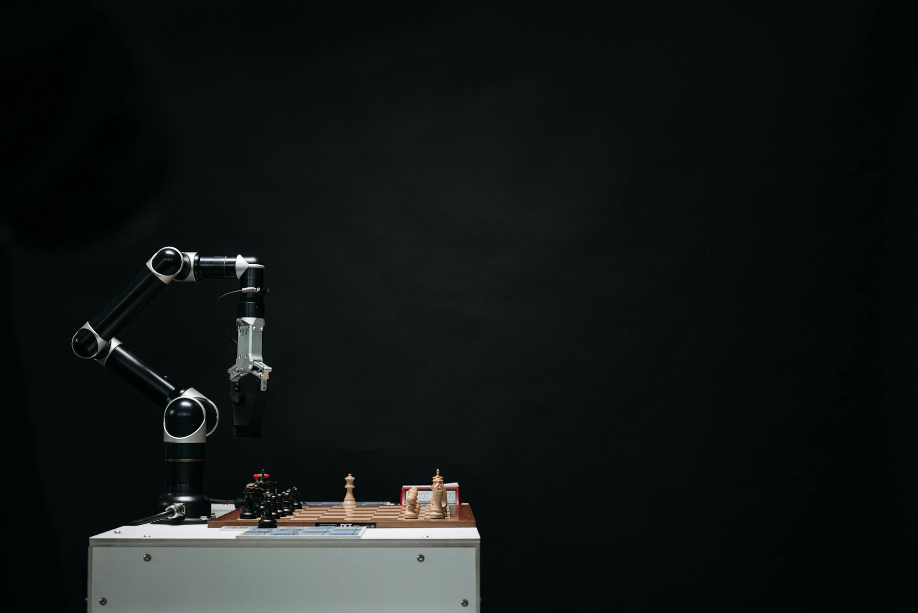 Illustration showing how an AI agent uses tools in a loop to plan, act and check progress