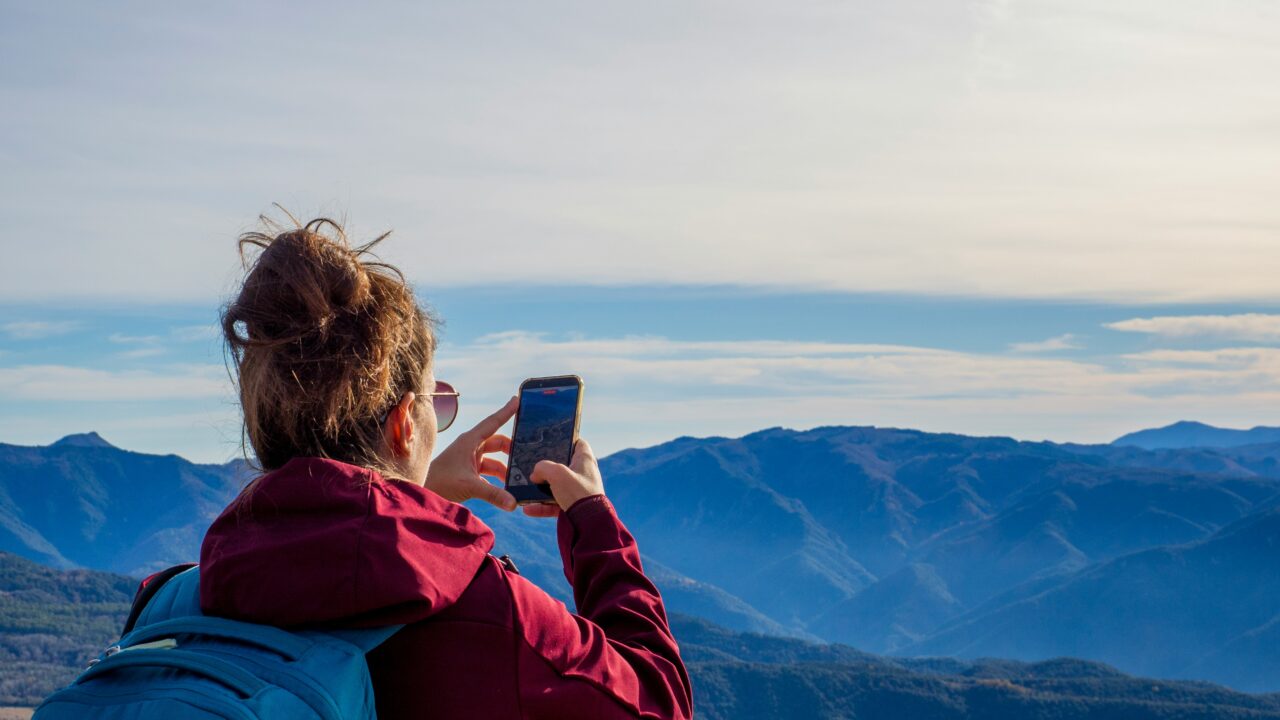 Satellite messaging on phones: what it is and when it matters