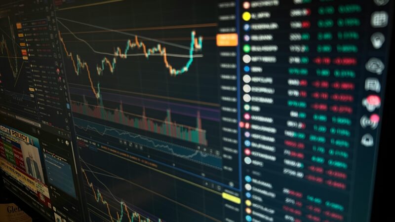 Stop-loss order shown as a trigger line on a falling share price chart protecting an investor from further losses