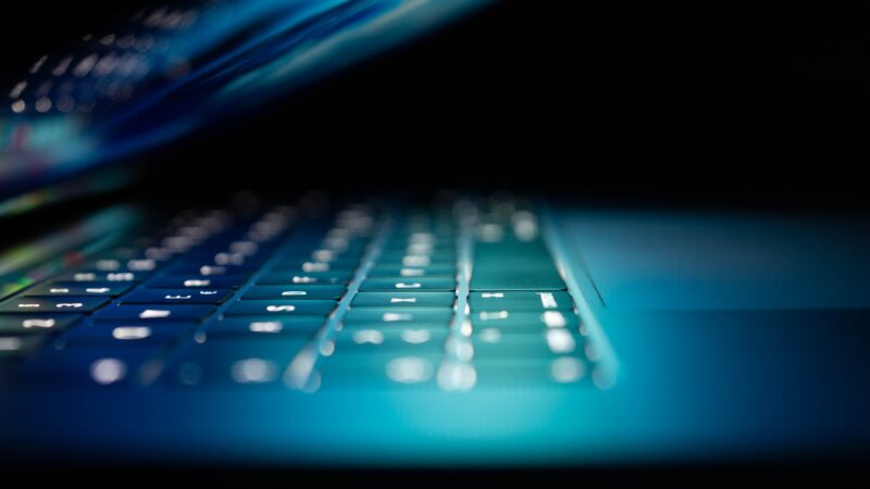 AI crypto scams shown through fake messages and wallet warnings