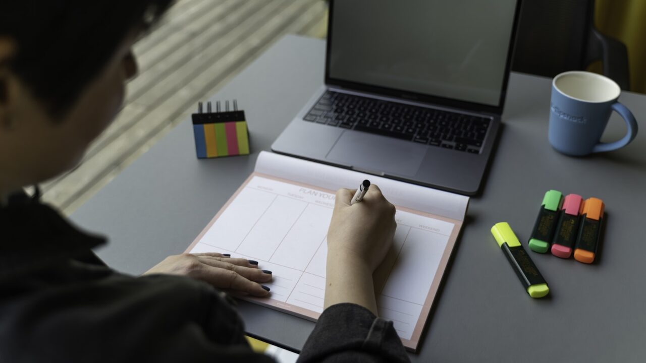 AI tutor at work: practise without overtrusting it
